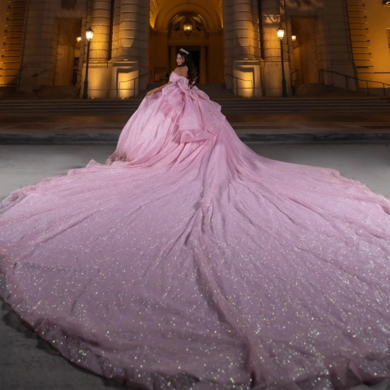 ピンクの光沢のあるキンセアニェーラドレス、オフショルダー、チュール、リボン、コルセット、パーティー、誕生日、スイート16ドレス、ベスティドス、15デアノス