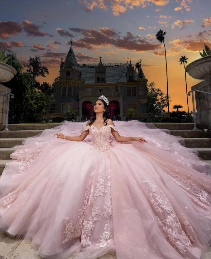 فساتين Quinceanera مكشوفة الأكتاف مع زينة زهور ، فستان أميرة وردي ، مشد برباط وتنورة ، 15 سنة ،