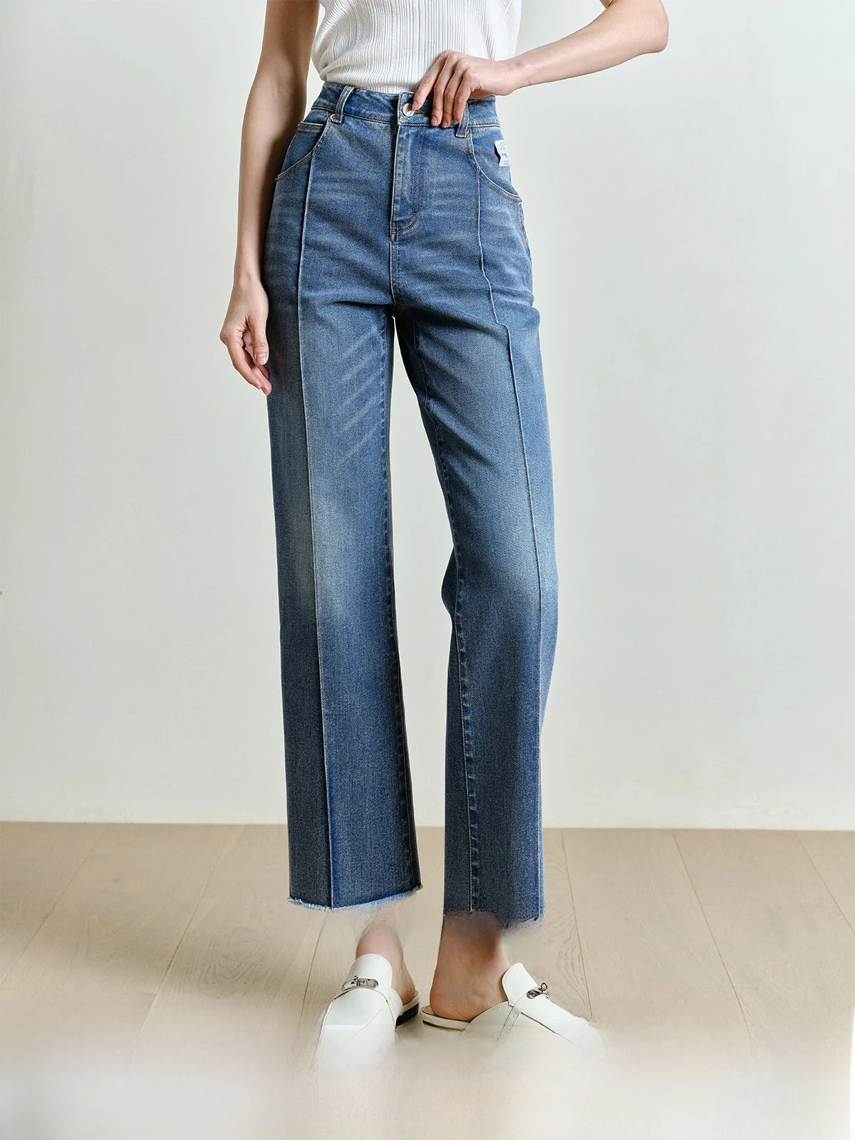 

YIYI Casual Mid-Rise Denim Jeans Natural Waist Button Fly Standard Fit Ladies Jeans Blue Denim Spring 2025 Collection