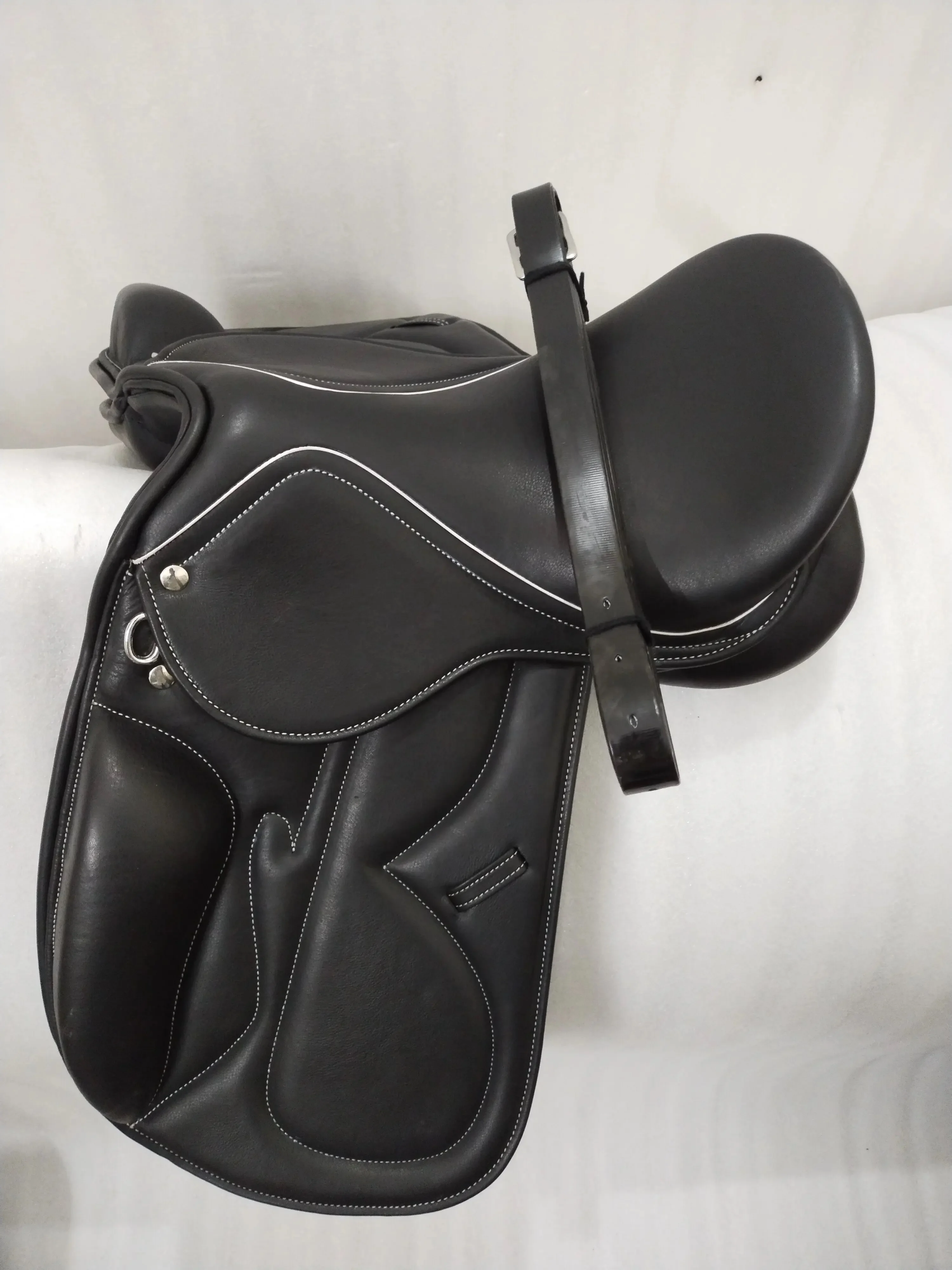 سروج جلدية إنجليزية مصنوعة حسب الطلب مناسبة لمتاجر إمدادات الفروسية ومناسبة لإعادة البيع عن طريق متاجر توريد ركوب الخيل