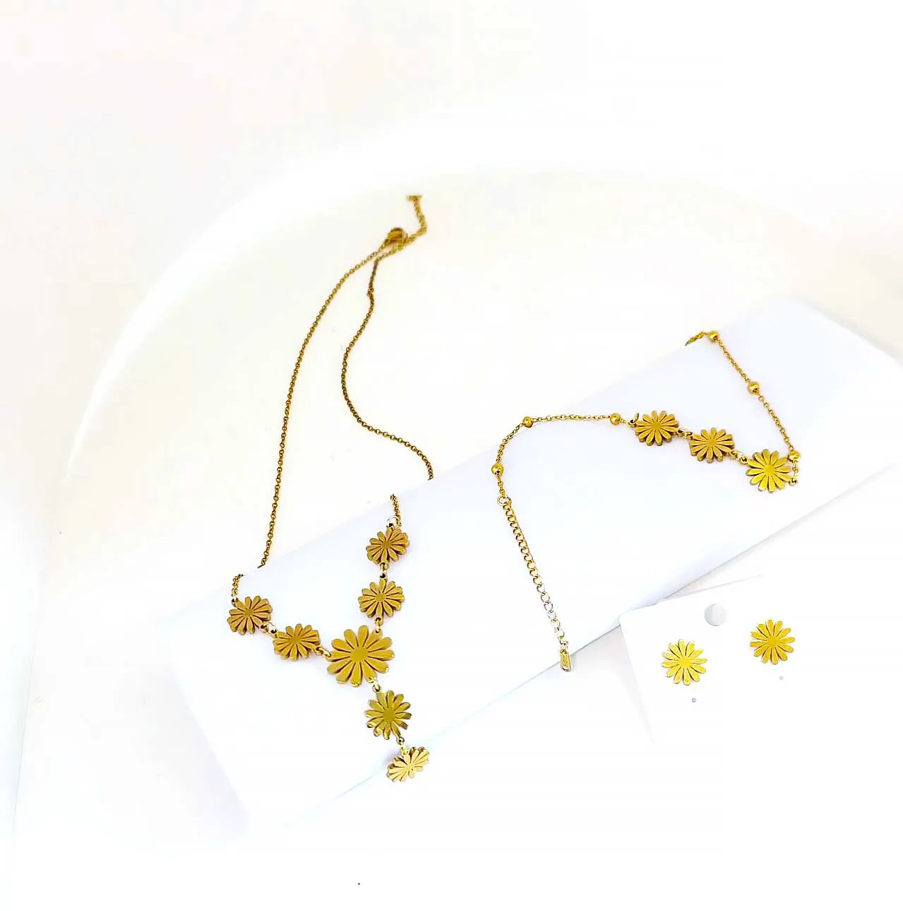 The three piece gold daisy design fashionable stainless steel women's set 。