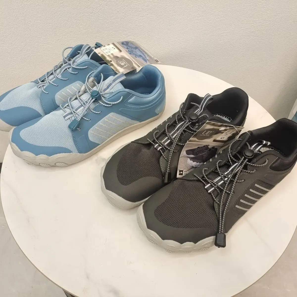 scarpe-professionali-per-squat-con-trazione-dura-scarpe-da-yoga-fitness-unisex-con-piede-largo-coppia-di-modelli-da-uomo-e-da-donna-indossano-scarpe-da-fitness-per-interni