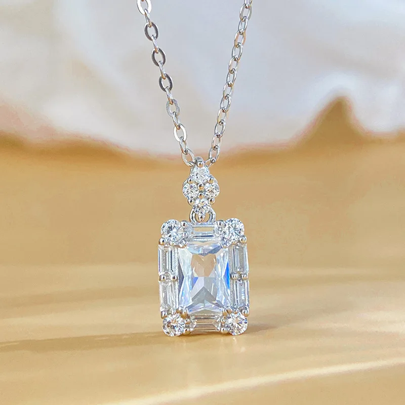 

Серебряное колье из муассанита s925, кулон в виде сахарного куба, цепочка на ключицу, роскошная и высококачественная, изумрудная огранка