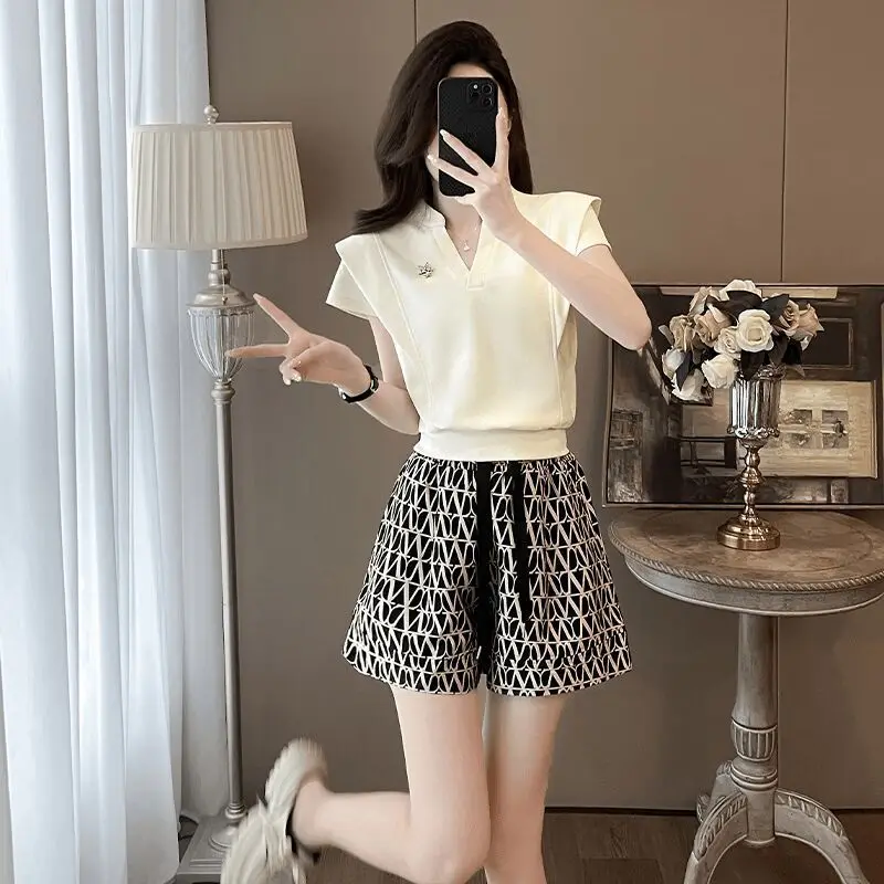 Primavera ed estate nuova moda casual da donna slim fit scollo a V top a maniche corte + pantaloncini set da due pezzi