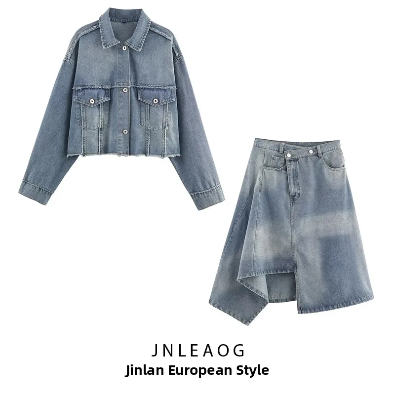 

Модный джинсовый комплект: укороченная куртка на двубортной застежке и юбка миди с высокой талией. Новинка осени. Теплый комплект из двух предметов с длинными рукавами.