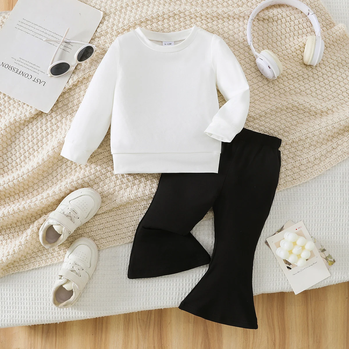Frühling/Herbst 2026 Baby Mädchen (0-4 Jahre) Weißes Rundhals-Sweatshirt & Schwarze Schlaghose 2-teiliges Set: Weiche Atmungsaktive Baumwollmischung, Hautfreundlich