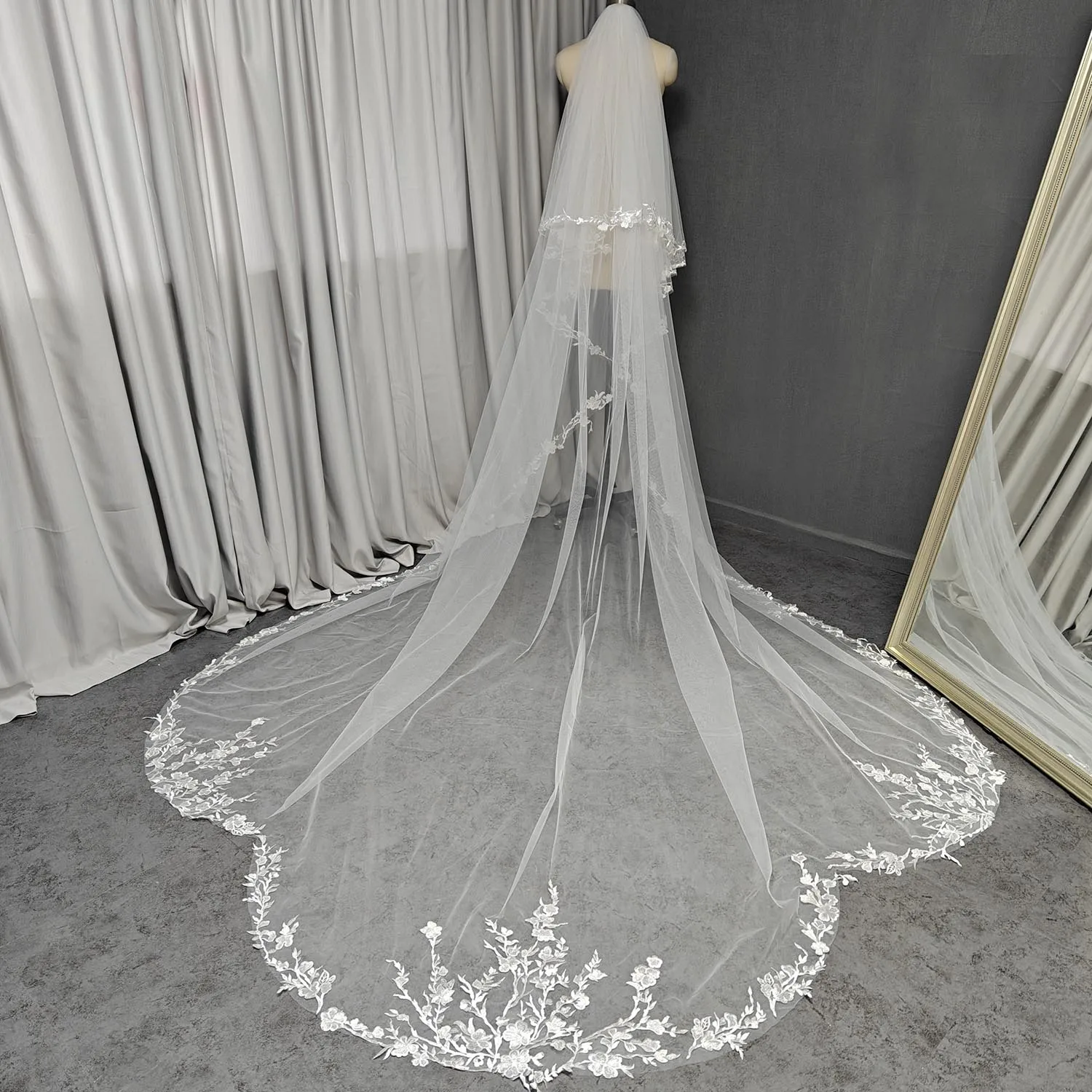 ผ้าคลุมเจ้าสาวแบบสั่งทำพิเศษ 2 ชั้น พร้อมชายกระโปรงทรงเมอร์เมด ผ้าคลุมเจ้าสาวแบบยาวทรง Cathedral พร้อมหวี ผ้าคลุมเจ้าสาวลูกไม้สีงาช้างพร้อมผ้าคลุมหน้า