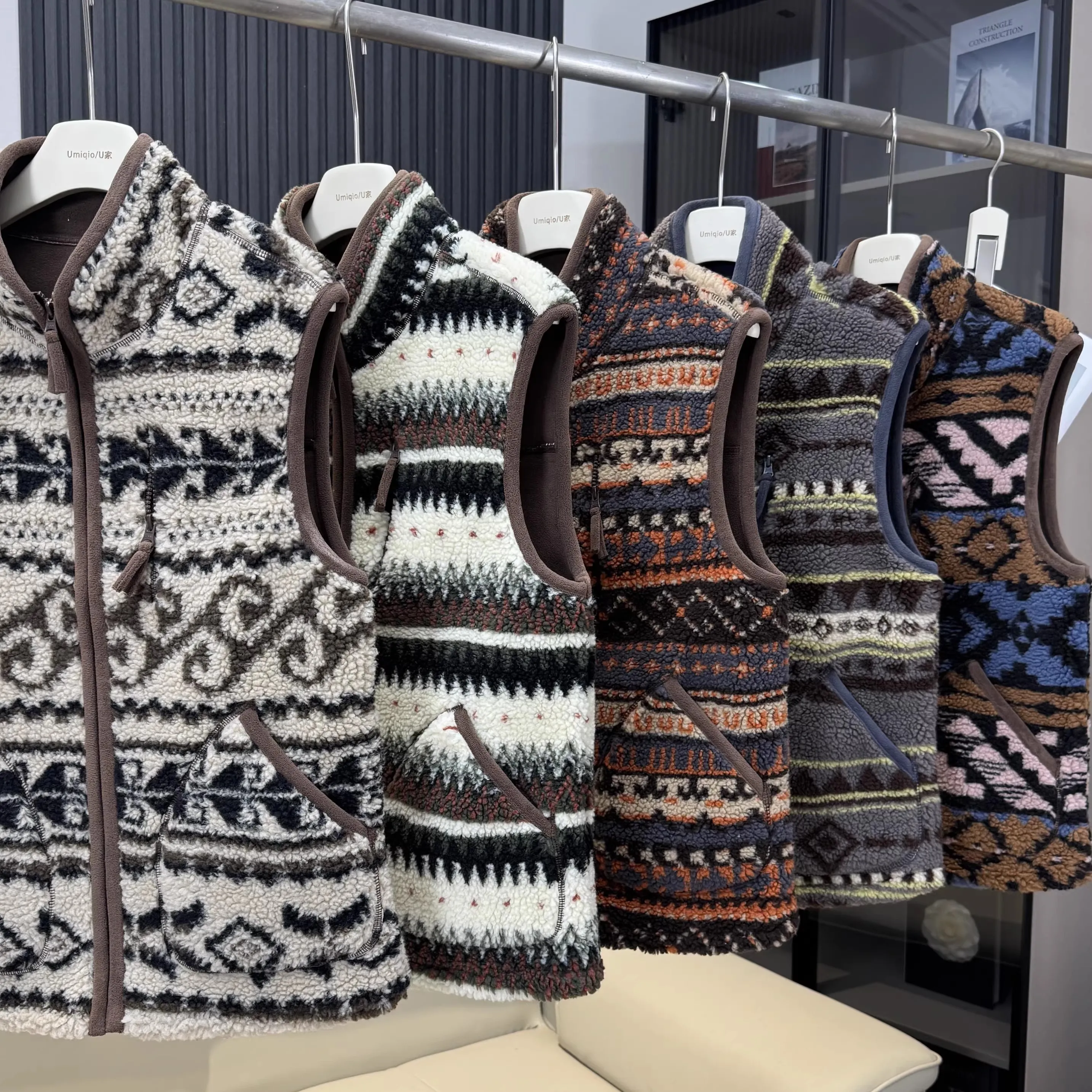 

Outdoor Vintage Ethnic Style Fair Isle Lamb Fur Warm Vest Winter Windproof Warm Fleece Jacket Trendy Zipper Decorated Women's...