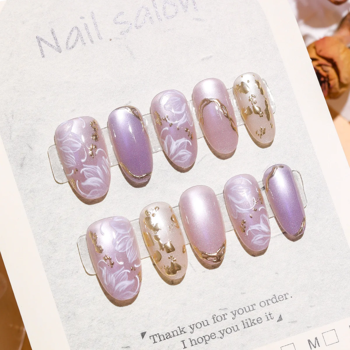 เล็บปลอมทำมือ 10 ชิ้น ลายดอกไม้สีม่วงประกายทอง  ทรงอัลมอนด์  ความยาวปานกลาง  ลายตาแมว  หวานละมุน  สำหรับผู้หญิง