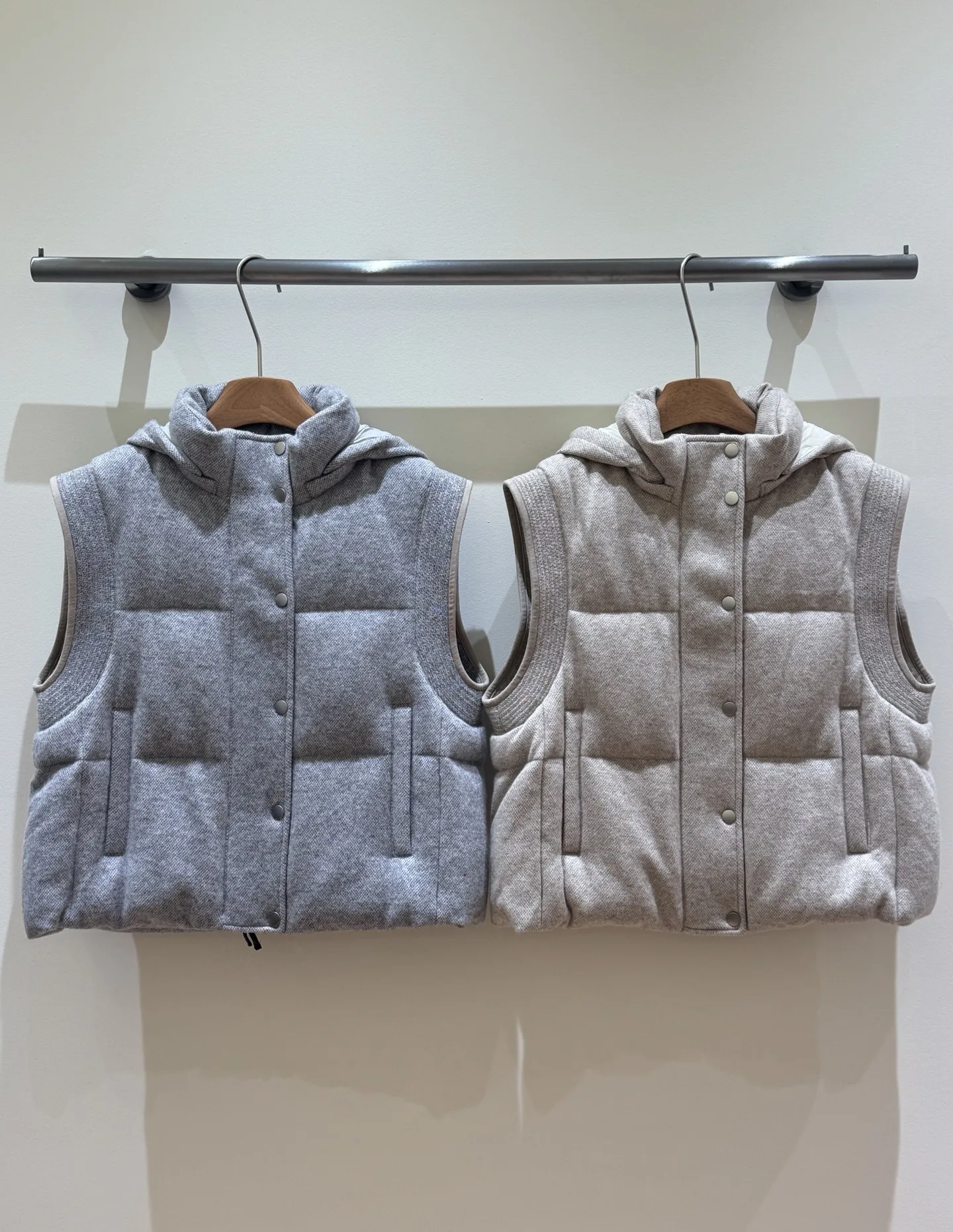 2026 Autumn/Winter New High-Quality Fashionable Goose Down Vest Sizes: S, M, L, Xl Colors: Apricot, Gray