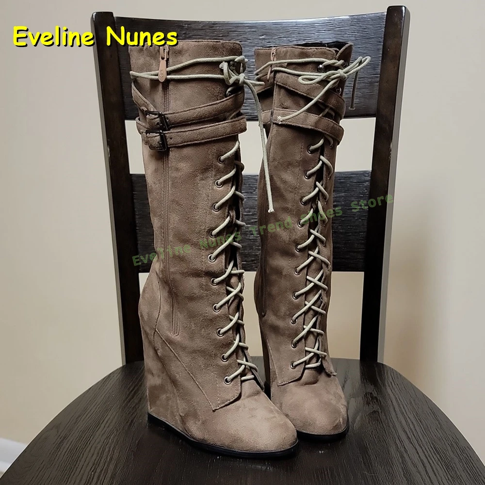 Botas Retro con cuña cruzada para mujer, punta redonda, hebilla, correa, cremallera lateral, gamuza sintética, retales hasta la rodilla, estilo callejero, novedad de 2025