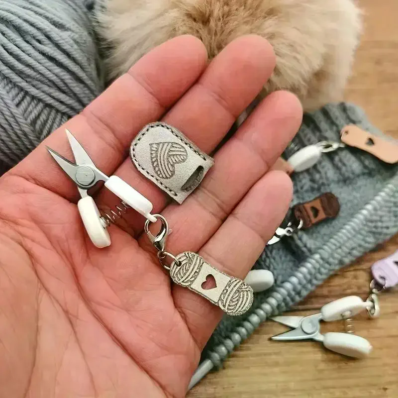 1 pçs metal ponta reta costura bordado tesoura arte criativa mini tesoura com capa protetora decoração diy