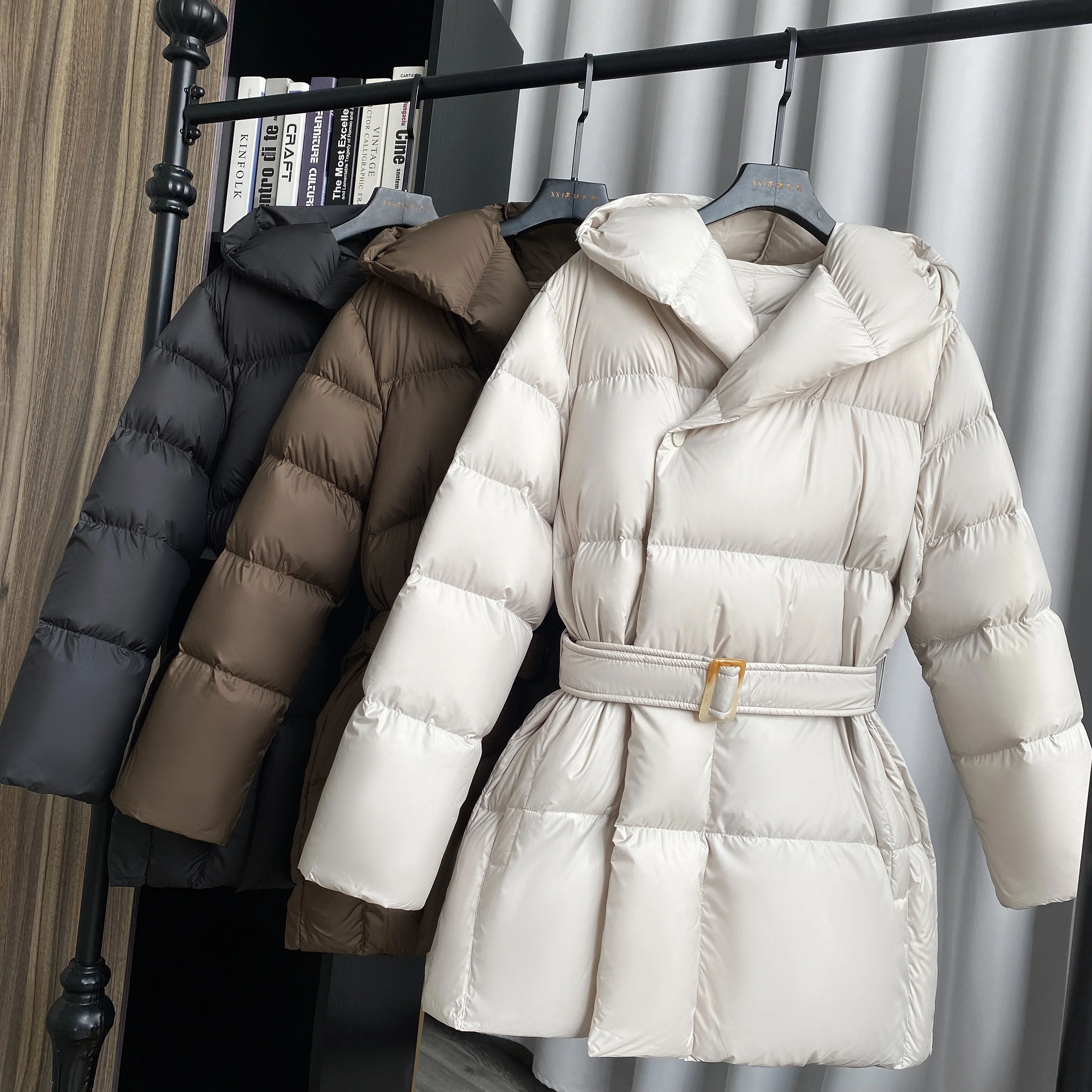 

2024 женская зимняя модная уличная одежда, Короткие пуховики, женские повседневные пальто с капюшоном, женские куртки на белом утином пуху Q703