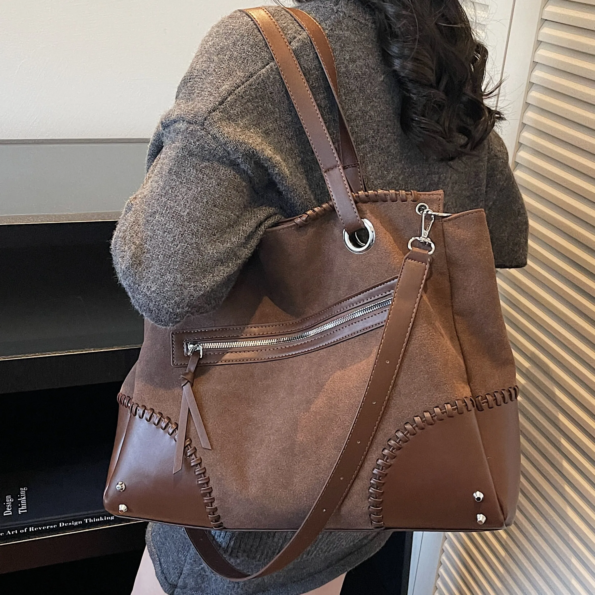 

Ladies Color Block Design Large Capacity Winter Tote Bag Fashionable Motorcycle Underarm Bag Stylish Shoulder Bag Armpit Purse