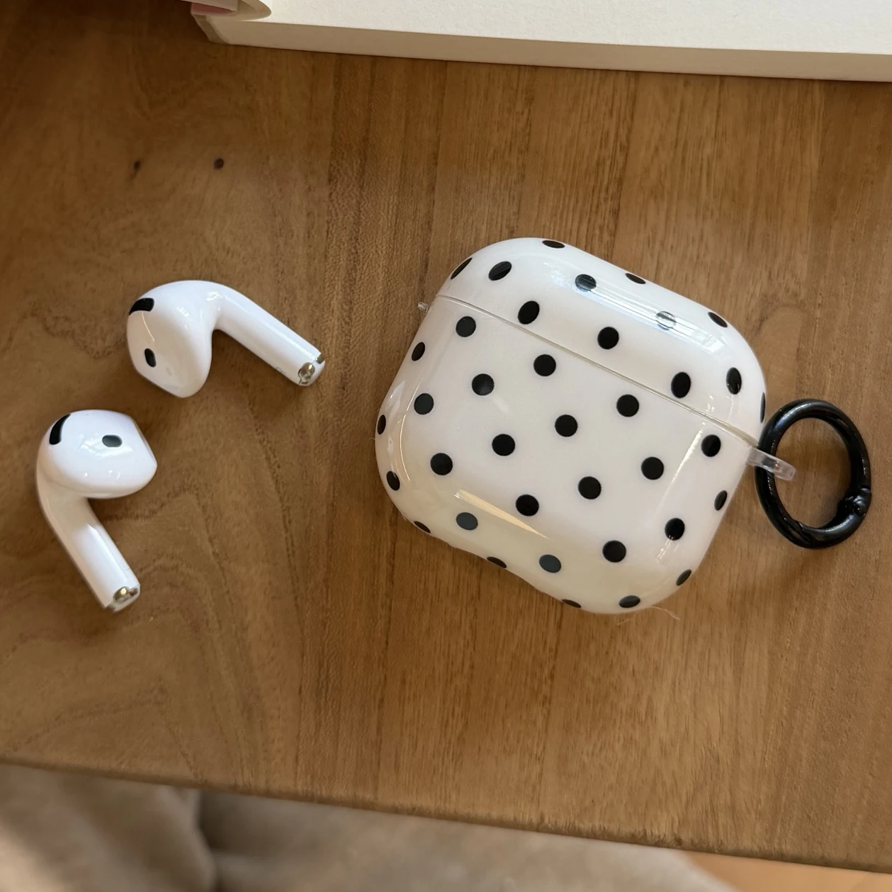 

Simple Black White Polka Dot Pattern Glossy Protective Earphone Case Suitable for AirPods Pro3 Pro2 1 2 3 4 Pro Anti-fall Cover