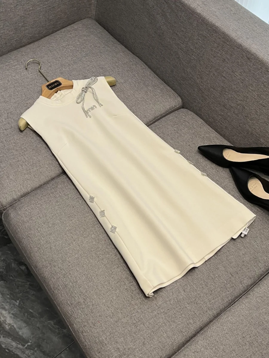 

Белое платье-жилет с узлом и бриллиантовым декором, короткая юбка А-силуэта, стройнящее модное женское платье на все сезоны