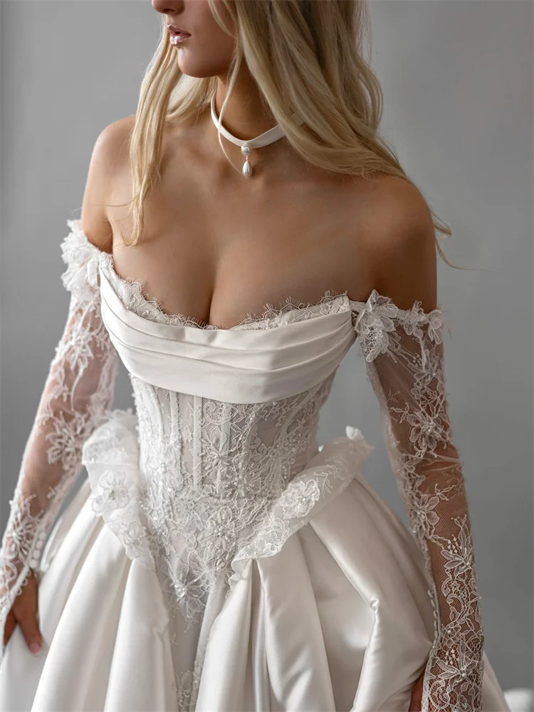 カスタムメイドのボートネック、ロングレーススリーブ、サテンAラインウェディングドレス、オープンレースアップバック、フロア丈、スイープトレイン、花嫁用ガウン