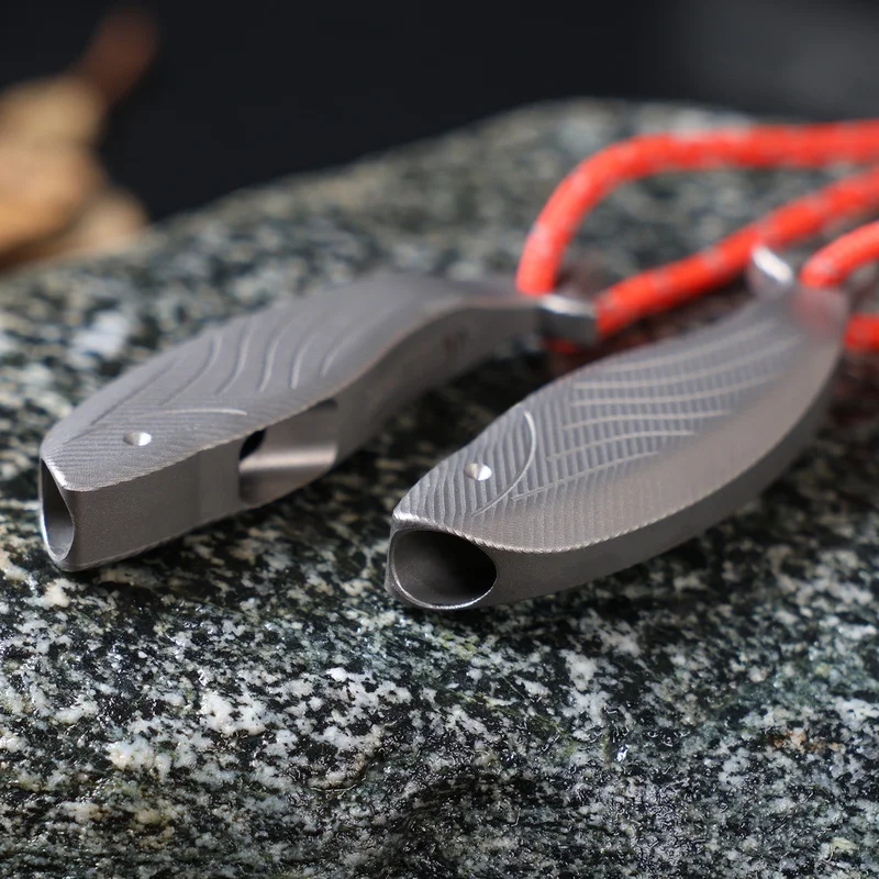 التيتانيوم النقي في الهواء الطلق صفارة إنقاذ المحمولة عالية التردد صافرة لطيف شكل السمكة صافرة للتخييم والمشي لمسافات طويلة