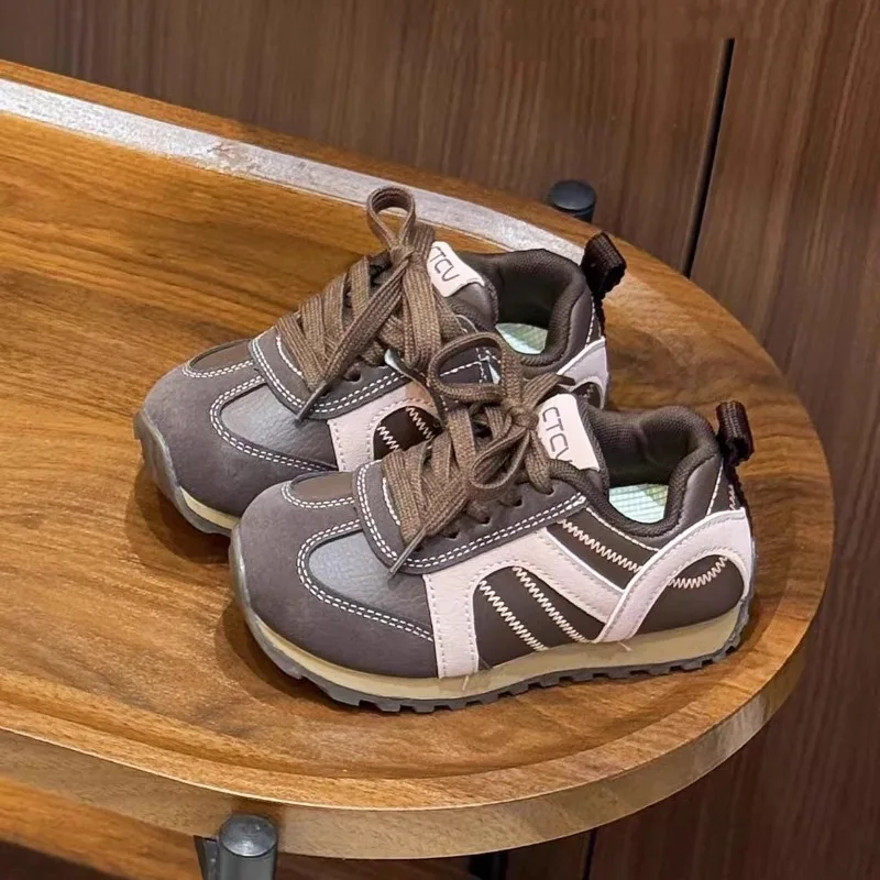 2025 موضة أحذية المشي للأطفال سميكة لينة وحيد بنين بنات حذاء كاجوال مخطط الأطفال أحذية رياضية مقاومة للاهتراء