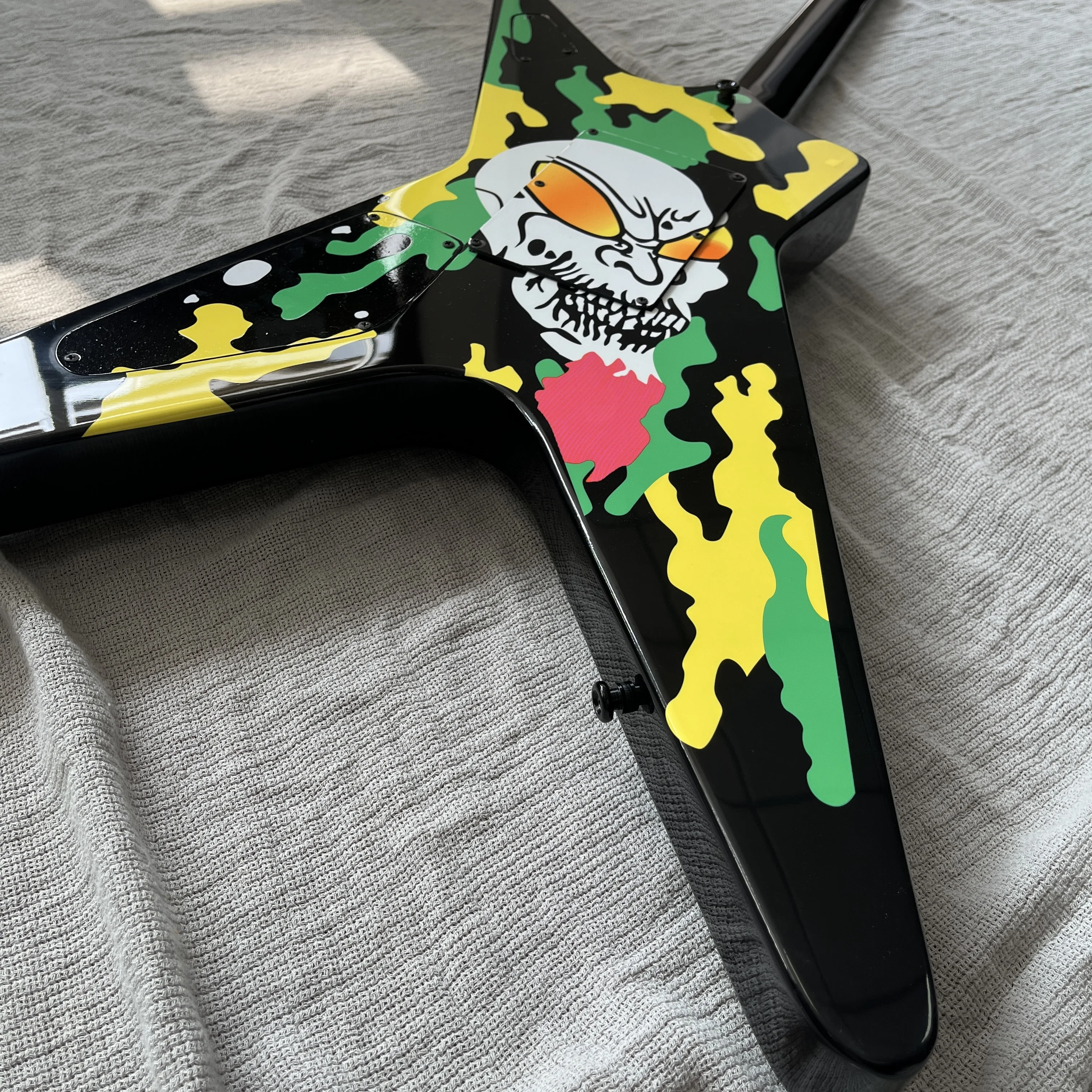 New Camouflage Graffiti Electric Guitar Dot Inlay Rosewood Fretboard Three-Knob Volume Control Rock-Style Guitarra