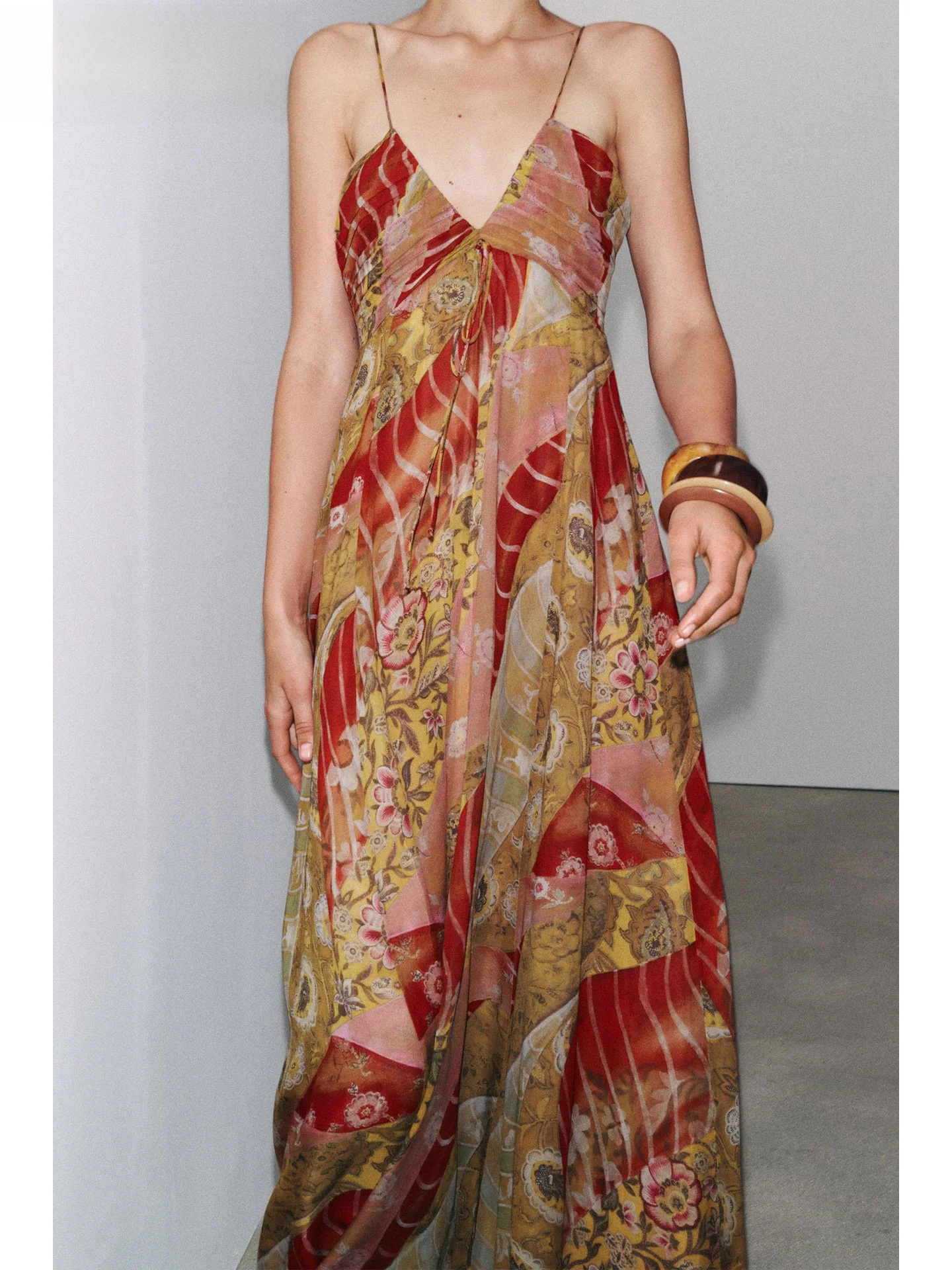 

Летнее платье ZAPRHA 2025 с цветочным принтом, V-образным вырезом, тонкими бретелями, в стиле ретро, повседневное, А-силуэт, для женщин, для отпуска