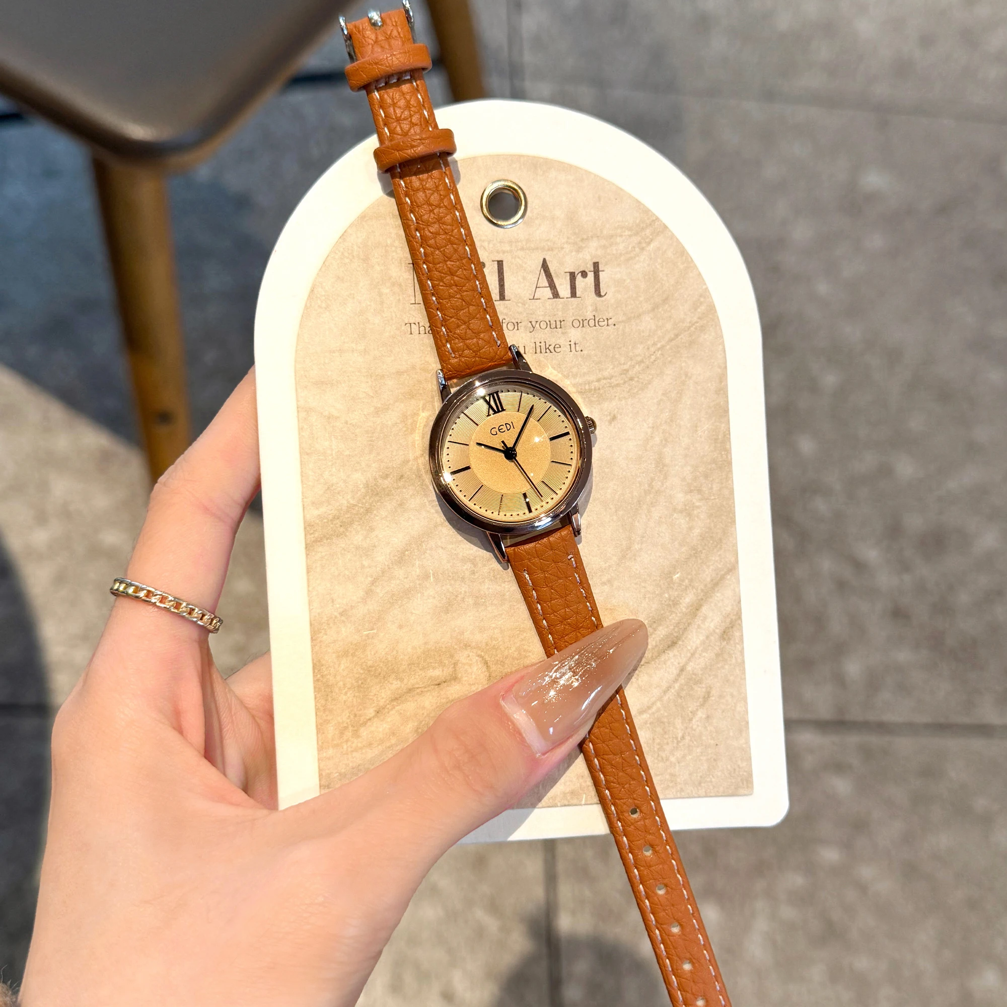 ساعة نسائية، صغيرة ورائعة، ريترو، مزاج أدبي وبسيط، 2025 ساعة كوارتز جديدة، ساعة نسائية ستانلس ستيل