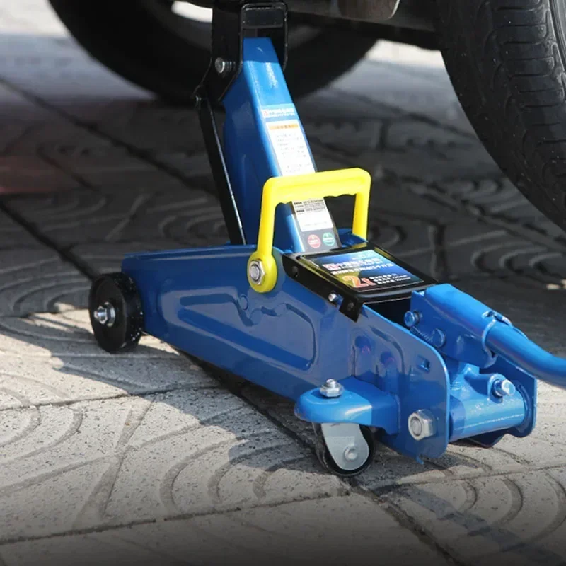 

Замена автомобильных шин, инструменты для ремонта внедорожников и автомобилей: 2-тонный горизонтальный гидравлический домкрат со встроенной конструкцией, установленной на автомобиле.