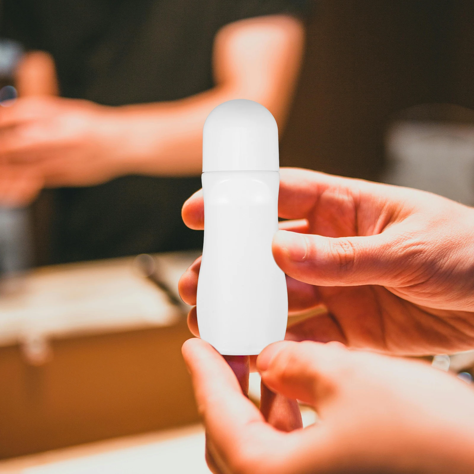 

6pcs White Small Liniment Bottles 60ml Sponge Head Applicator Reusable Plastic Travel Size Empty Containers for Liquid
