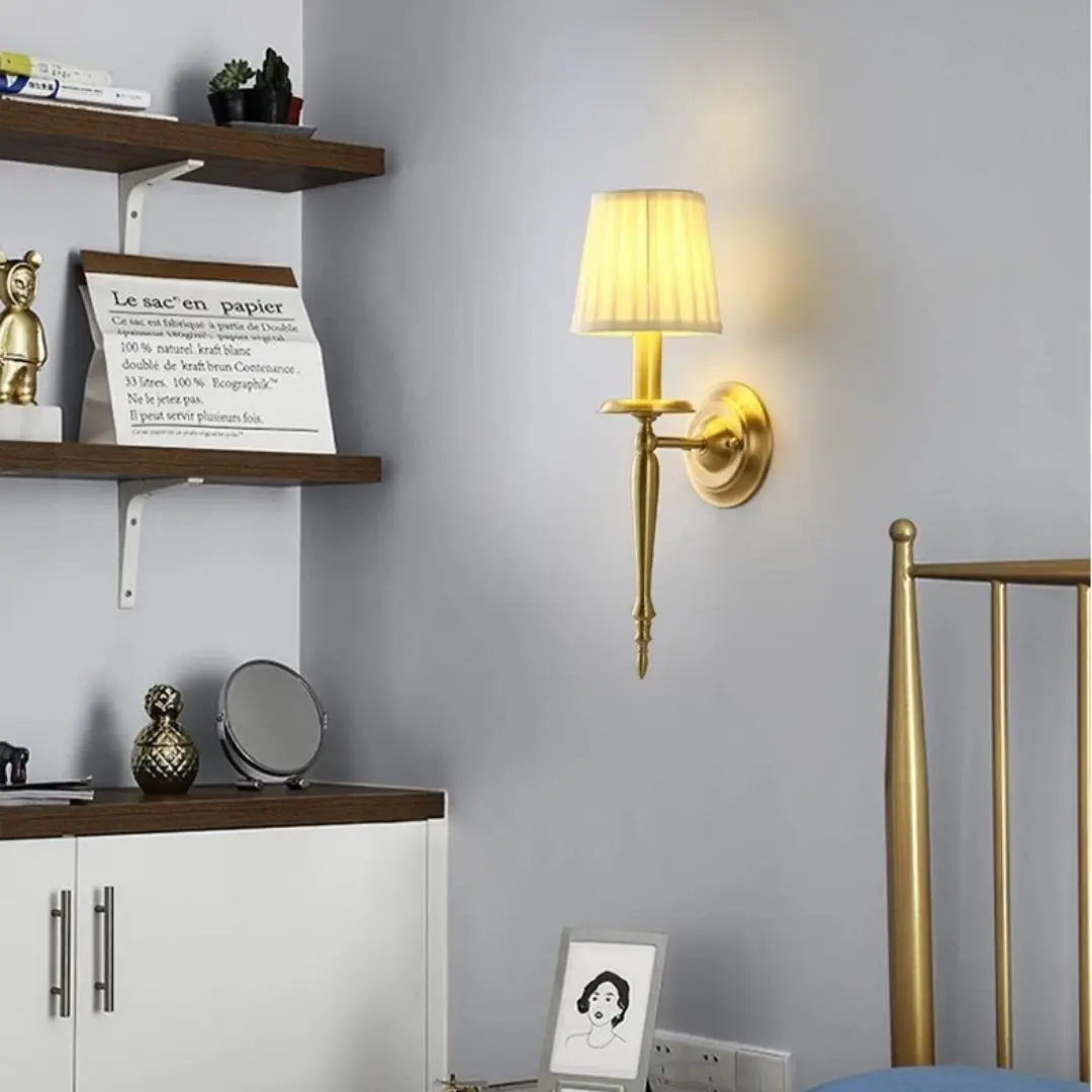 全銅製のアンティーク調ウォールランプ、ベストセラーのベッドサイドランプ、ミッドセンチュリーのフレンチスタイルで目に優しいランプ