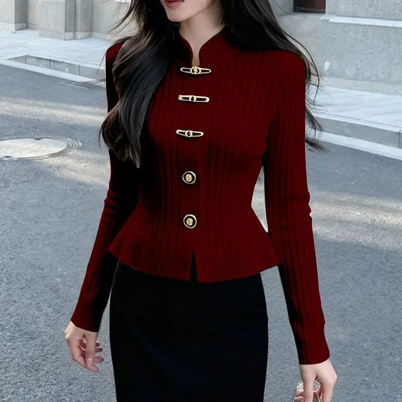 เสื้อถักไหมพรม คอลเลคชั่นฤดูใบไม้ร่วง 2025 สำหรับผู้หญิง ดีไซน์ต่อผ้า คอตั้ง แฟชั่น สีพื้น เรียบหรู ทรงเข้ารูป แขนยาว