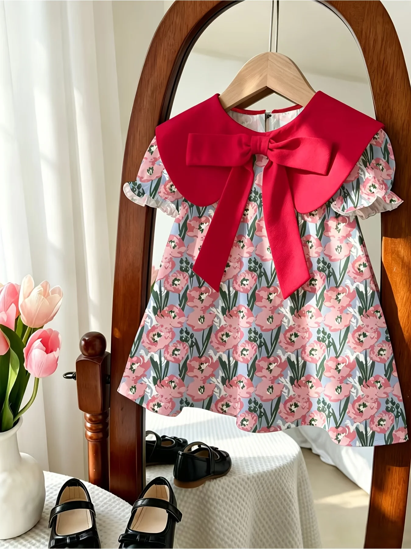 Lässiges Kleid mit Rundhalsausschnitt und kariertem Muster für Kinder, mit aufgesetztem Kragen, Schmetterlings-Schleife und kurzen Ärmeln. – Detail 16