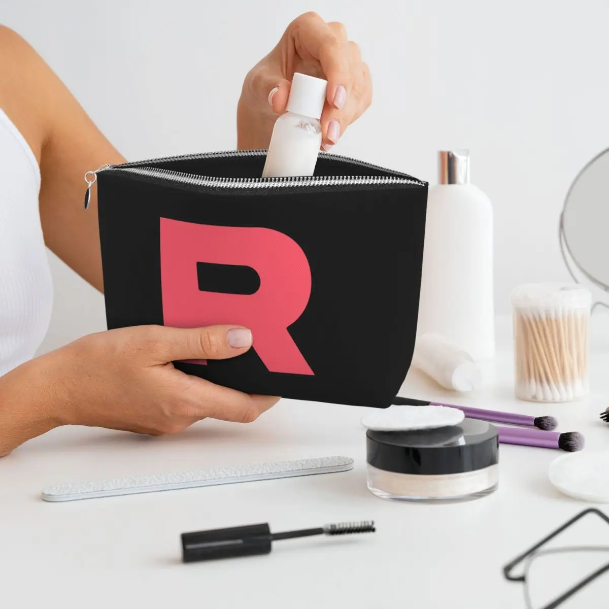 

Женская косметичка с логотипом Letter R Team Rocket, дорожный органайзер для макияжа, чехол для хранения туалетных принадлежностей, Dopp Kit Case