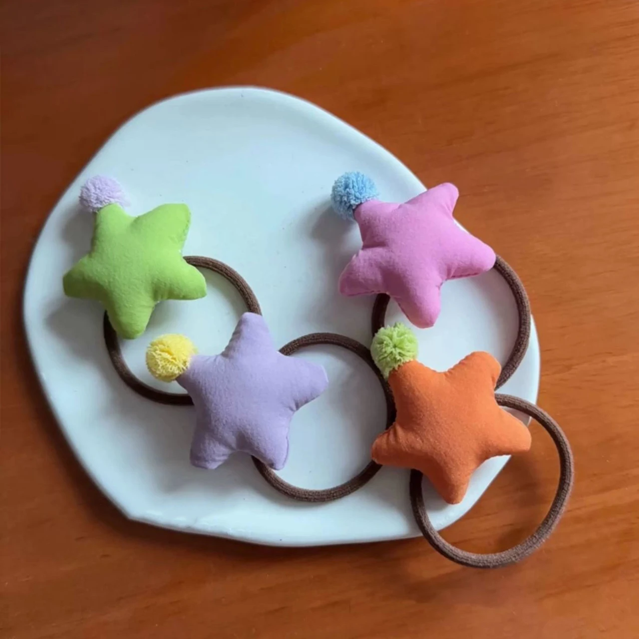 

Набор из 4 милых разноцветных резинок для волос с плюшевыми шариками и звездочками для девочек, эластичные резинки для хвостиков, детские аксессуары для волос