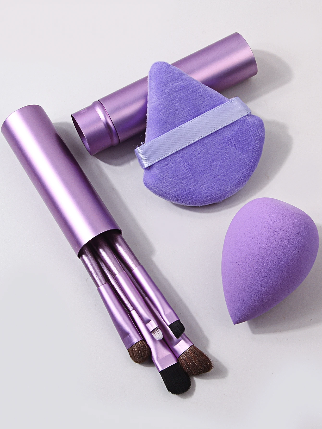 Set di pennelli per trucco occhi multifunzionali con tubo in alluminio viola da 10 pezzi e spugna triangolare per trucco che non si ostruisce