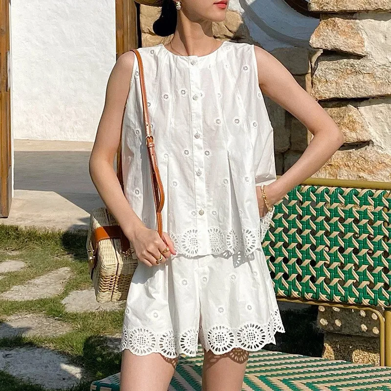 Conjunto de pantalones cortos franceses para mujer, chaleco con bordado hueco, Top + pantalones cortos de cintura elástica, conjunto de 2 piezas, traje de vacaciones en la playa de verano 2025