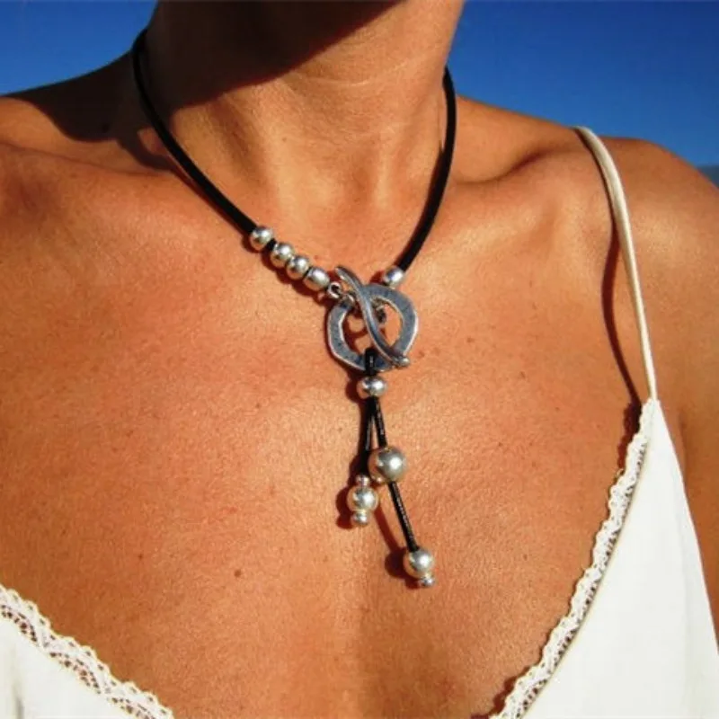 البوهيمي الفضة اللون حلقة قلادة الجلود قلادة للنساء ، Vintage المنسوجة يدويا حبل ، مطرز مجوهرات ، شاطئ عطلة الطرف ، CCB