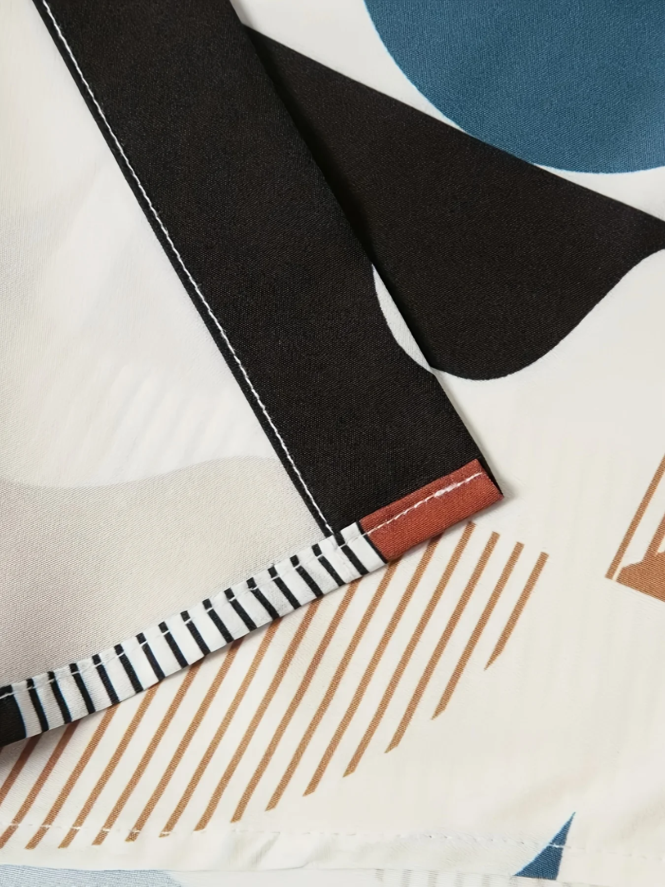 يتميز القميص الرجالي الجديد بأكمام قصيرة لصيف 2025 بطباعة كاجوال عصرية ومريحة وناعمة ثلاثية الأبعاد