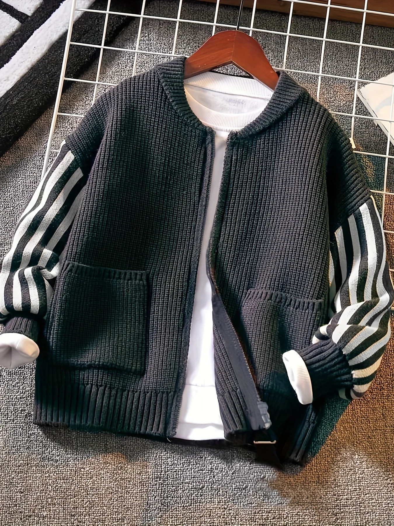 Neue Kinder-Frühlings- und Herbst-Kinderkleidung für Jungen, kleine und mittelgroße Strickjacke für Kinder, Strickjacke