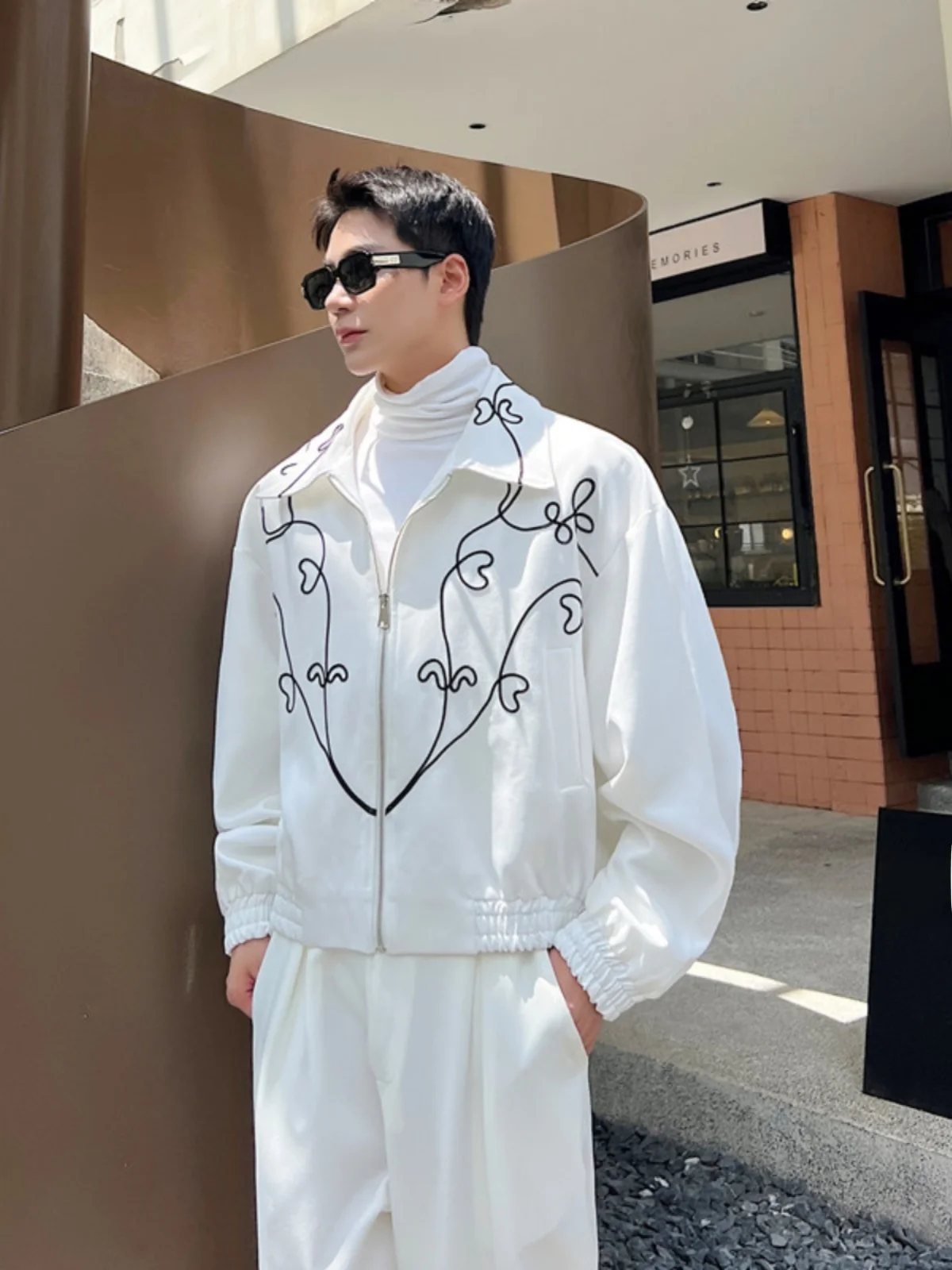 

Белая вышитая куртка для мужчин в корейском стиле с контрастной строчкой, модная, высококачественная, трендовая.