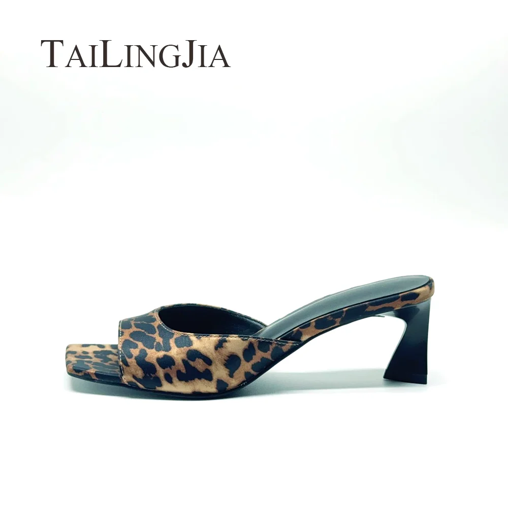 Nuovo stile classico stampa leopardata punta quadrata muli da donna tacco a forma speciale punta aperta suola in gomma antiscivolo scarpe col tacco