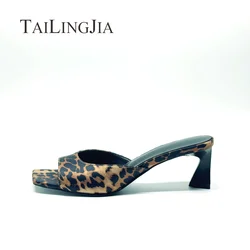 Nuovo stile classico stampa leopardata punta quadrata muli da donna tacco a forma speciale punta aperta suola in gomma antiscivolo scarpe col tacco alto