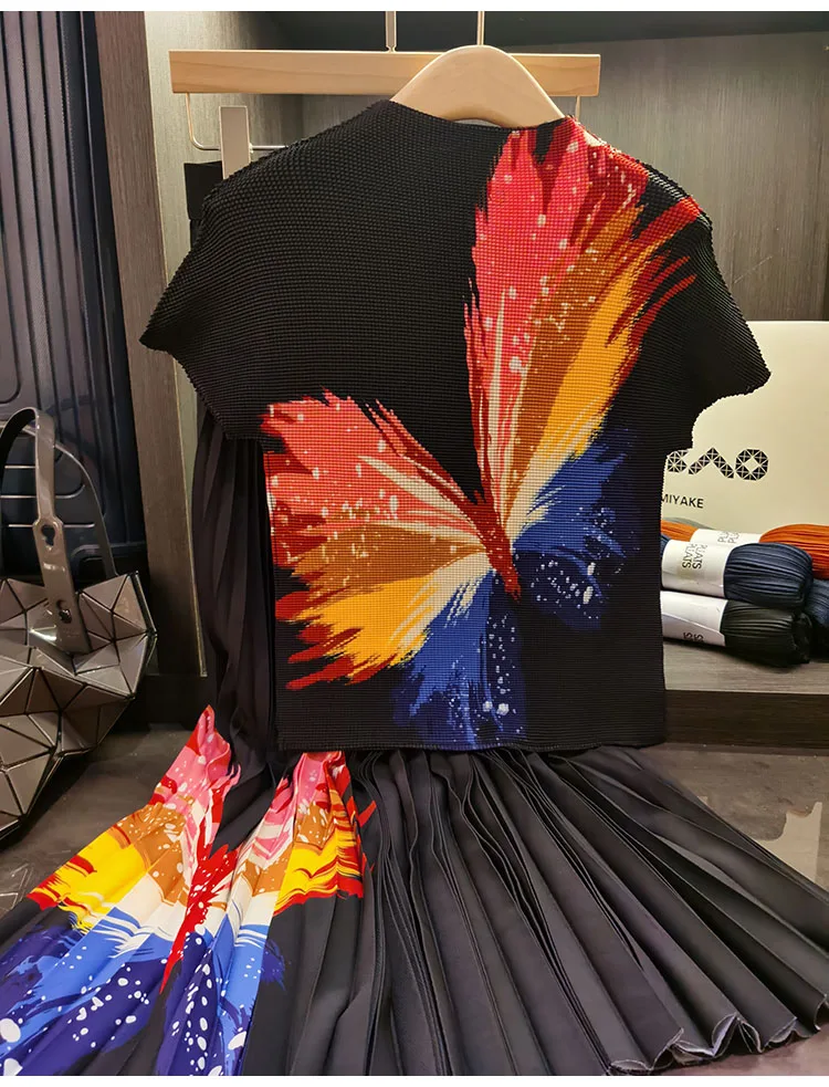 Set pieghettato alla moda maniche corte Top stampato a farfalla e gonna a vita alta Set di due pezzi per le donne 2024 estate nuovo