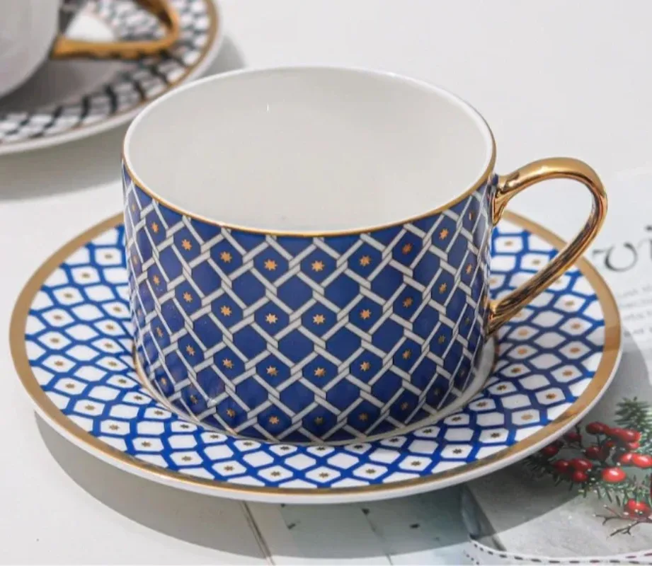

Набор кофейных чашек и блюдец в европейском стиле, сине-золотая решетчатая керамика, роскошная золотая отделка, для послеобеденного чая