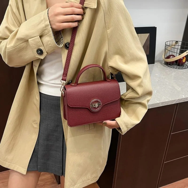 

High-End Women's Tote Bag Made Of Fine Leather Featuring Famous Designer Inspired And Trendy Commuter Look​