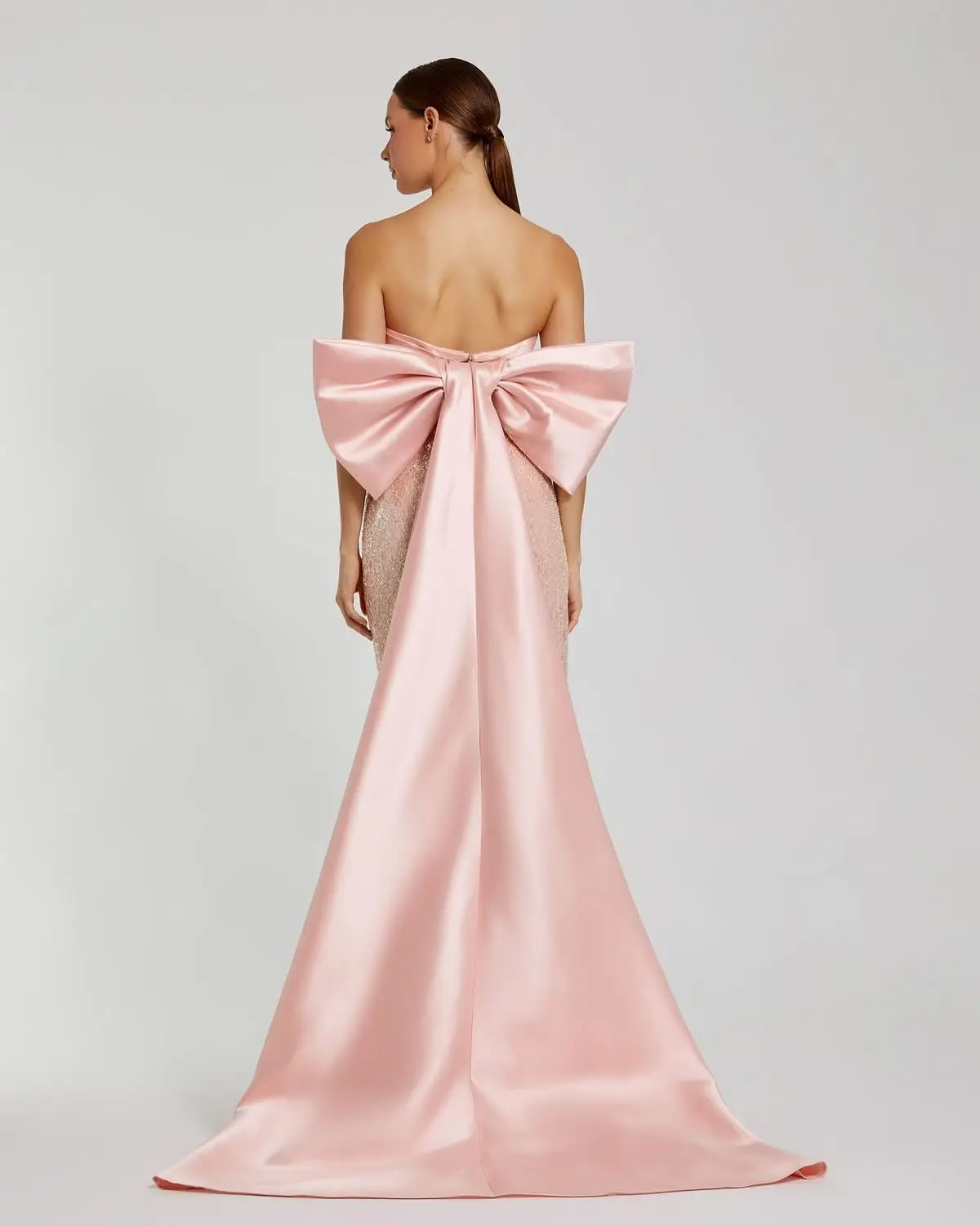 Meetlove Strapless สีชมพูซาตินเลื่อมชุดชื่อเสียงที่กําหนดเอง Sheath ความยาวชั้นที่ถอดออกได้รถไฟโบว์ Quinceanera ชุด