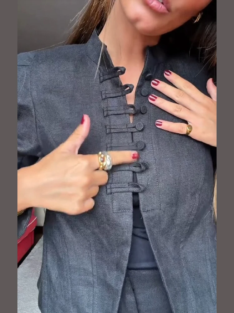 Elegante Damenjacke im chinesischen Stil mit Stehkragen, Knöpfen, langen Ärmeln, strukturiertem Stoff, schmaler Passform, geeignet für Büro, formelle Anlässe und den Alltag. – Detail 3