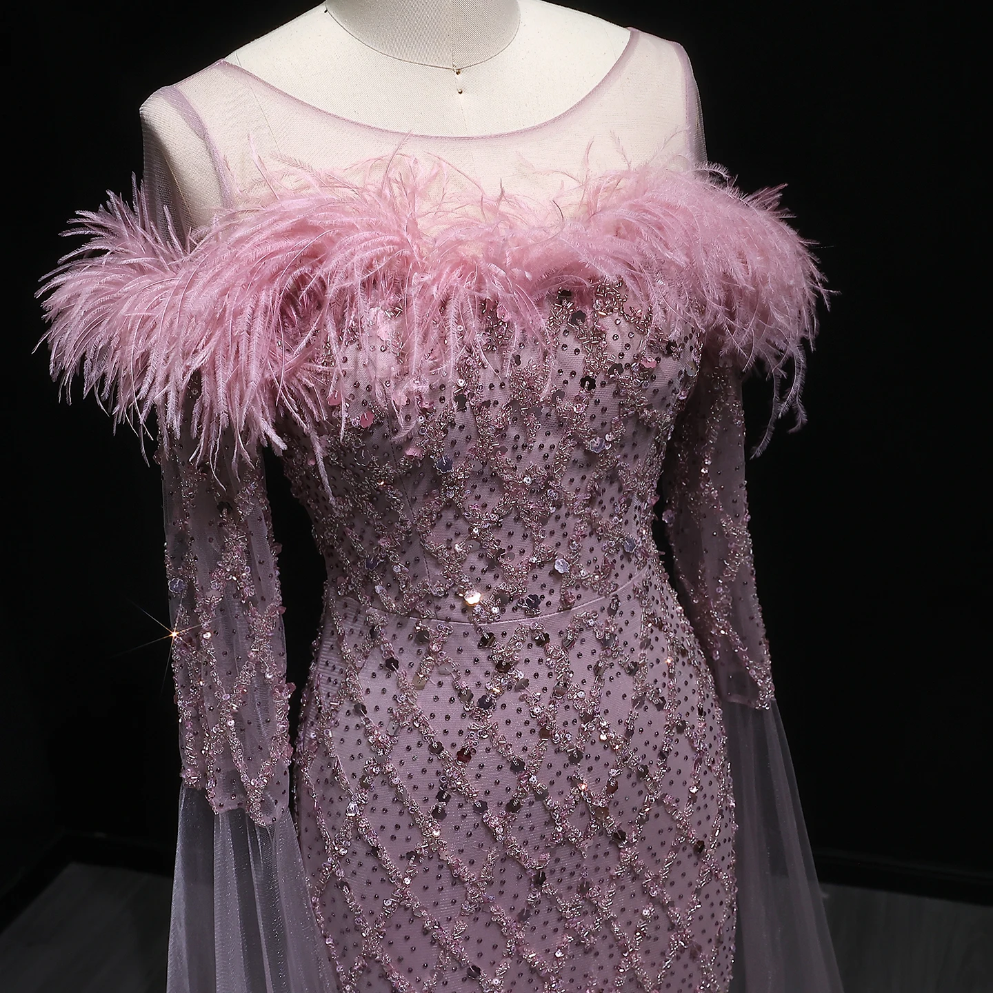 Sharon Said Luxuriöses Rosa Tüll-Abendkleid mit Federn, Langen Ärmeln, Schwer Perlenbestickt, Meerjungfrauenstil, für Formelle Anlässe und Partys, SS072 Maßanfertigung – Detail 5