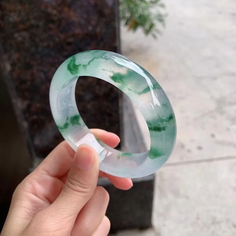 Dulong with floating green patterns, ice-type , quartzite , standard jade bracelet, emerald color