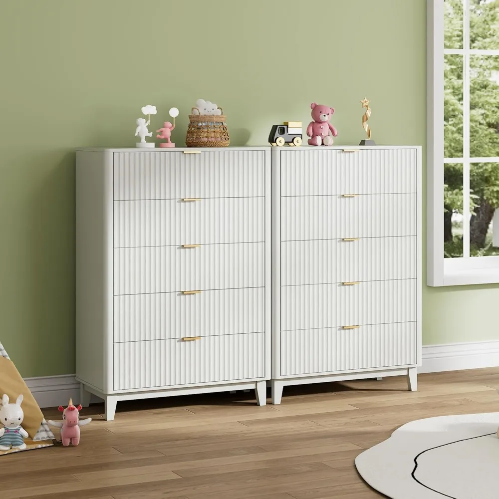 Cassettiera moderna in legno scanalato a 5 cassetti della metà del secolo con maniglie dorate, altezza 46,26 pollici per camera da letto