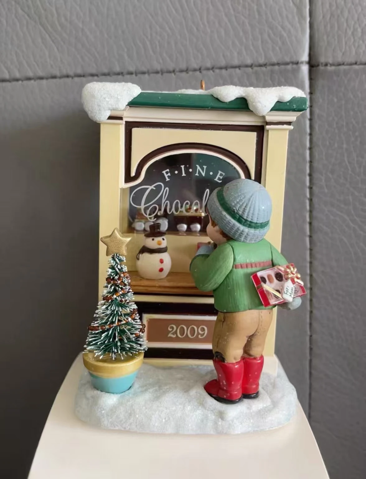 

resin figure Window boy rare out of print